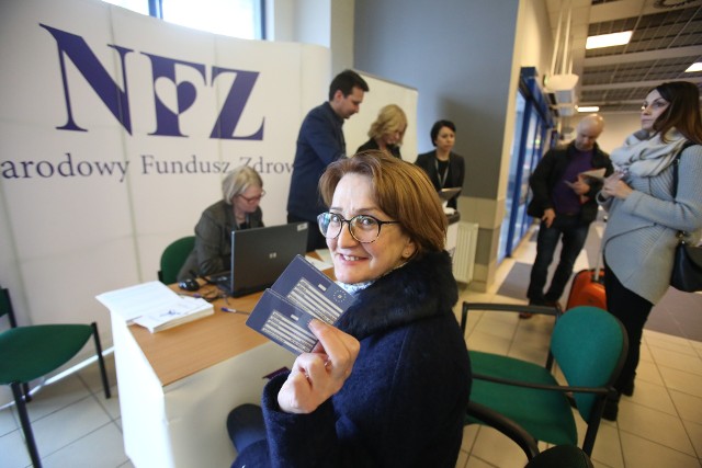 Karta EKUZ na lotnisku w Pyrzowiach: stoisko NFZ jest w terminalu B. Zdjęcie z akcji w 2017