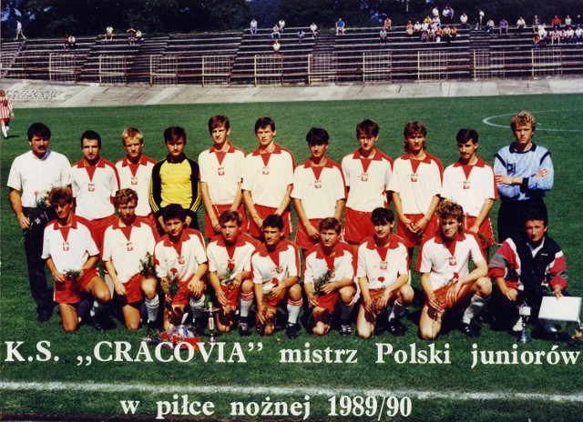 Złoci juniorzy z 1990 roku – górny rząd od lewej: Andrzej Bahr (drugi trener), Piotr Apryas, Tomasz Rząsa, Piotr Nowak, Łukasz Śliwiński, Krzysztof Duda, Robert Ziętara, Łukasz Hermaniuk, Arkadiusz Kubik, Janusz Ślazik, Tomasz Kwedyczenko; dolny rząd od lewej: Piotr Gruszka, Grzegorz Ostapczuk, Krzysztof Hajduk, Piotr Duszyk, Paweł Zegarek, Piotr Fima, Andrzej  Łotak, Robert Leśnowolski, Janusz Sputo