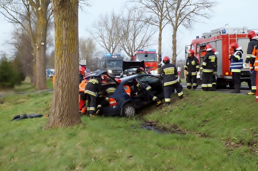 Poważny wypadek w Bydlinie. Cztery osoby w szpitalu (wideo, zdjęcia)