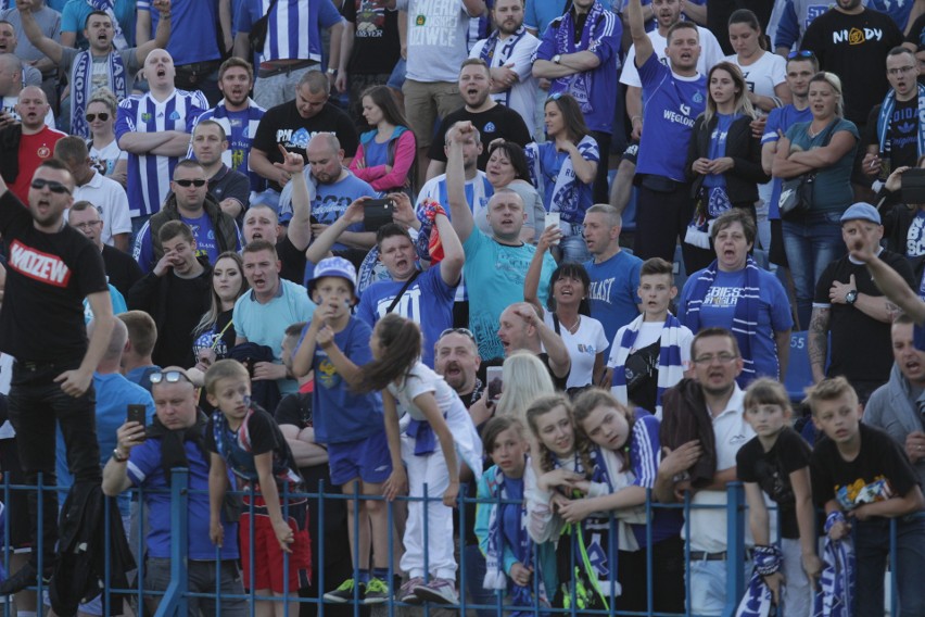 Ruch Chorzów - GKS Katowice 1:0. Tak cieszyli się kibice i piłkarze Niebieskich ZDJĘCIA