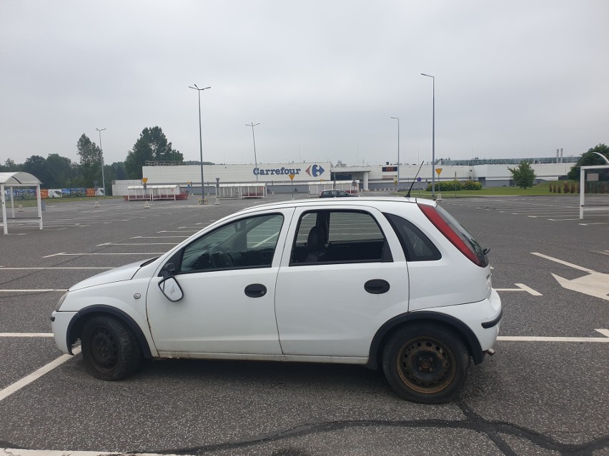 Porzucony i zdewastowany samochód na parkingu łódzkiego marketu ZDJĘCIA