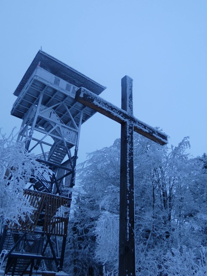 Wieża na Mogielicy w zimowej aurze