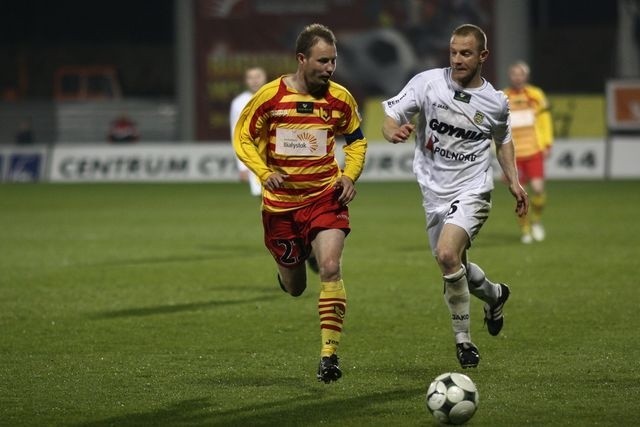 Tomasz Frankowski (z lewej) w walce o piłkę z obrońcami Arki