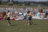 Nieznanowice. Plaża pod Krakowem jak nad Bałtykiem. Słoneczna pogoda przyciąga miłośników wypoczynku nad wodą [ZDJĘCIA]