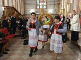 Dożynki diecezjalne w Zuzeli. Przyjechało kilkadziesiąt delegacji z całej diecezji łomżyńskiej. Wieńce błogosławił biskup. 11.09.2022