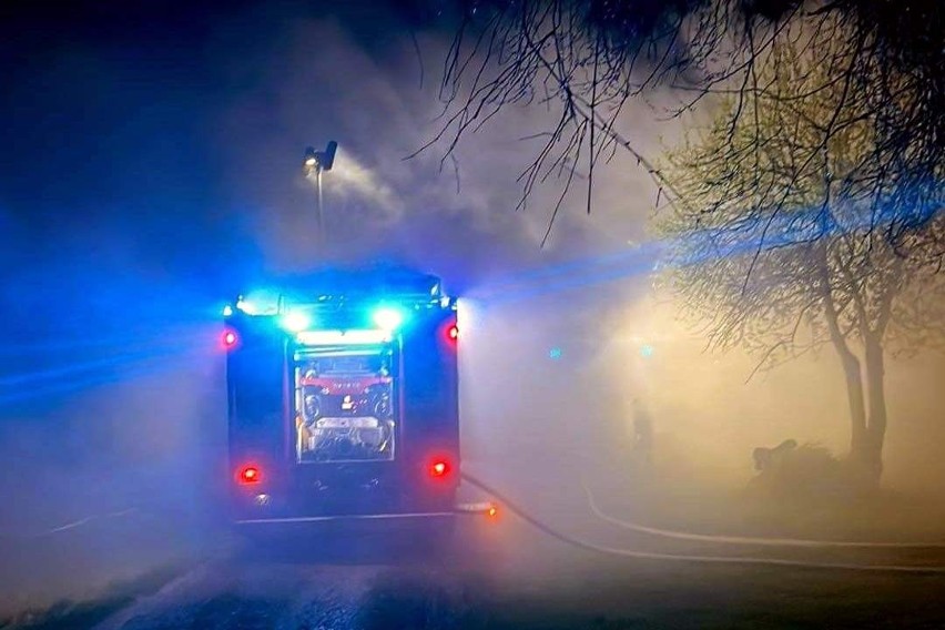 Tragiczny pożar w Kozłówku - strażacy ratowali rodzinę z płomieni. 30-letnia kobieta nie żyje, cztery osoby ranne [ZDJĘCIA, WIDEO]