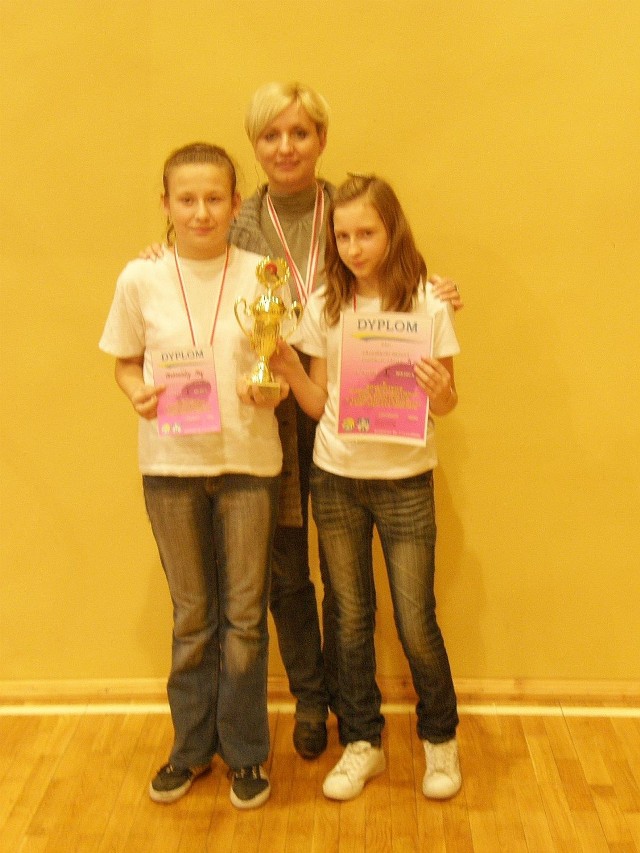 Aleksandra Maj (pierwsza z lewej) i Karolina Łygan były najlepsze w kategorii szkół podstawowych. Do zawodów przygotowała je Renata Pypeć.