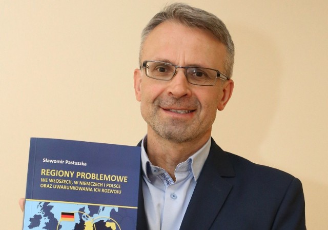 Doktor habilitowany Sławomir Pastuszka ze swoją książką pod tytułem „Regiony problemowe we Włoszech, Niemczech i Polsce oraz uwarunkowania ich rozwoju”