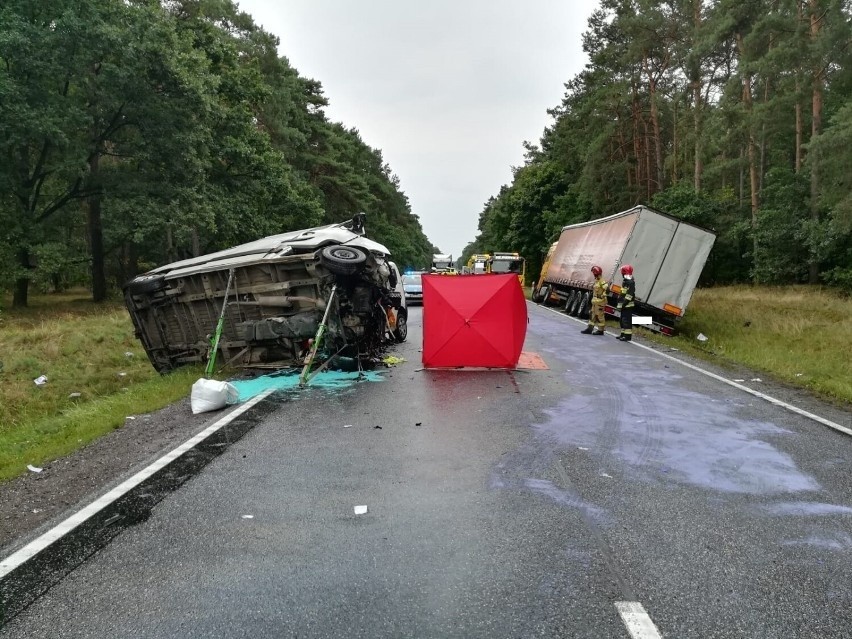 Ciało jednej z ofiar wypadku przeoczono na miejscu wypadku,...