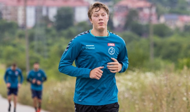 Elliot Stenmalm grał w swoim poprzednim klubie, mimo że miał problemy z kręgosłupem. Teraz w Kielcach musi trenować indywidualnie.