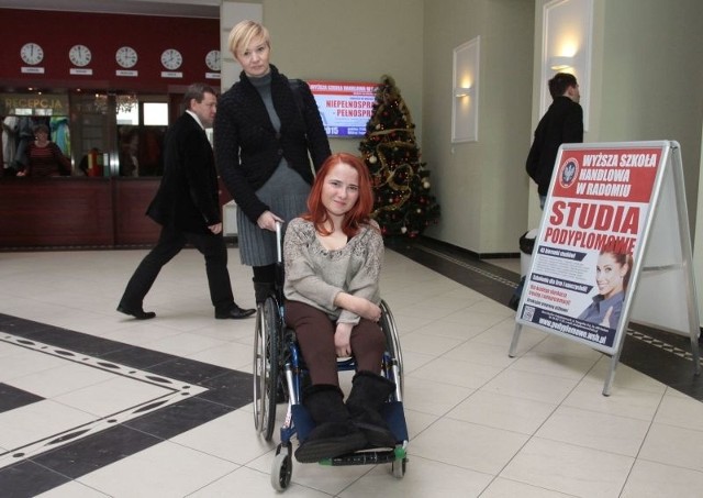 Dominika Sowińska, jest jedną z niepełnosprawnych studentek WSH w Radomiu. Towarzyszy jej asystentka Lucyna Stępień.  
