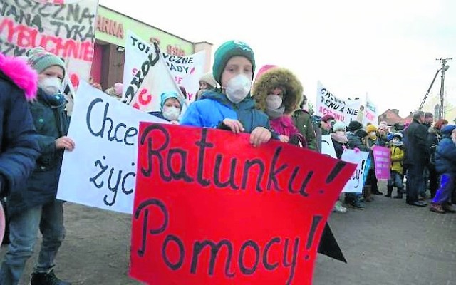 Już w styczniu uczniowie, rodzice i nauczyciele protestowali w Borkowicach domagając się usunięcia szkodliwych odpadów.