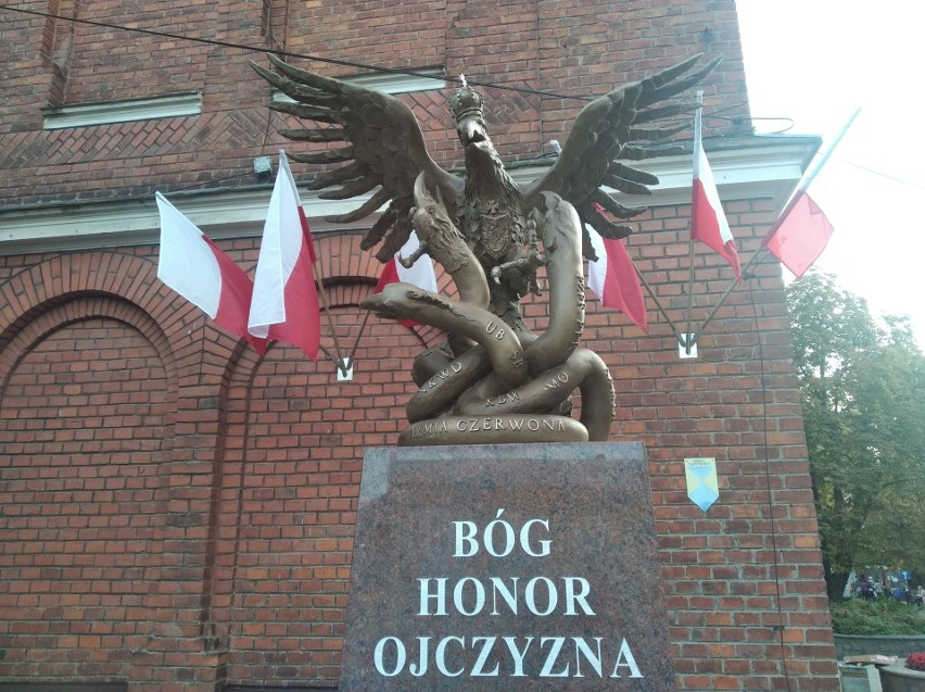 Przy Zespole Szkół Nr 4 w Jaśle stanął pomnik poświęcony...