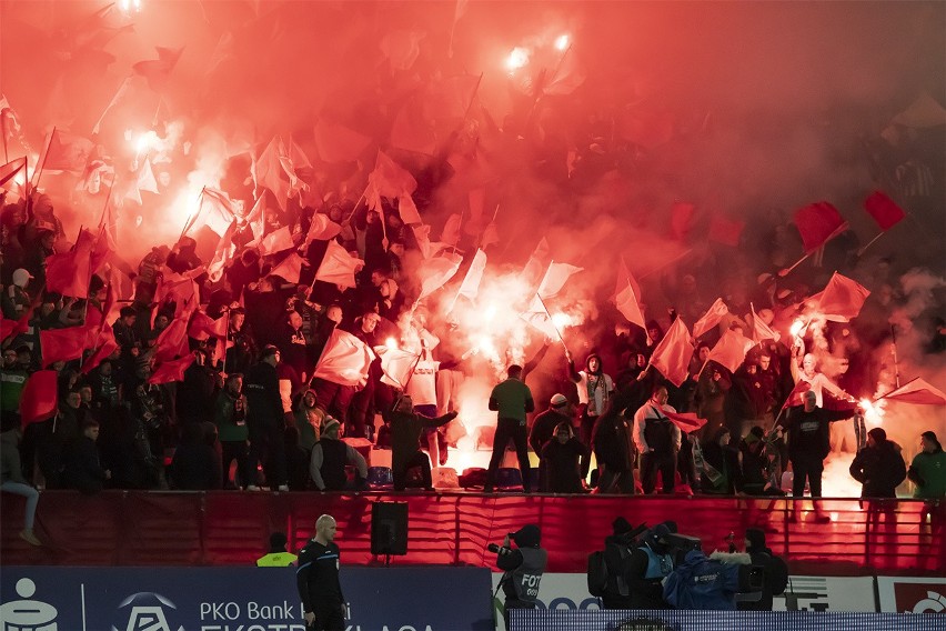 Tak wyglądała oprawa kibiców na meczu przyjaźni Radomiaka Radom z Legią Warszawa w PKO Ekstraklasie. Zobaczcie zdjęcia i wideo