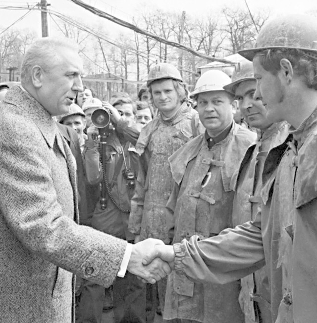 Edward Gierek na archiwalnym zdjęciu podczas spotkania z górnikami jednej z kopalń Rybnickiego Okręgu Węglowego