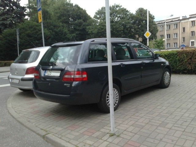 Fiat i peugeot na chodniku. Ul. Sobieskiego w Rzeszowie.