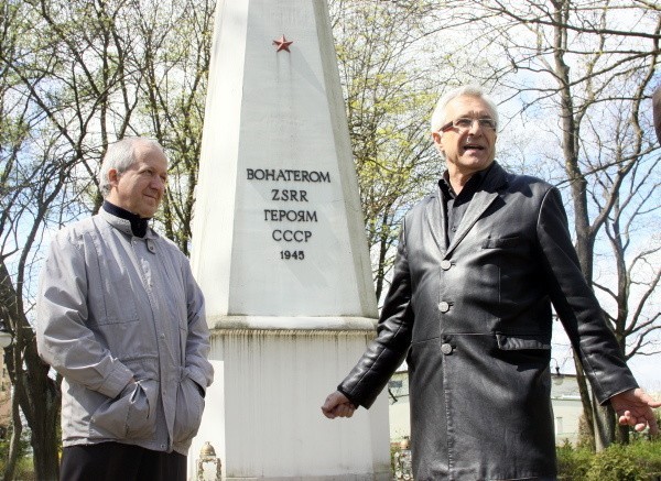 Jerzy Erdman i Marek Czajka zapalą znicze na cmentarzu żołnierzy radzieckich w Chojnicach