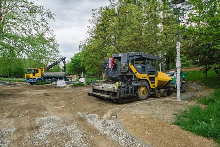 Kraków. Na terenie Parku Tysiąclecia w Mistrzejowicach prace idą pełną parą [ZDJĘCIA]