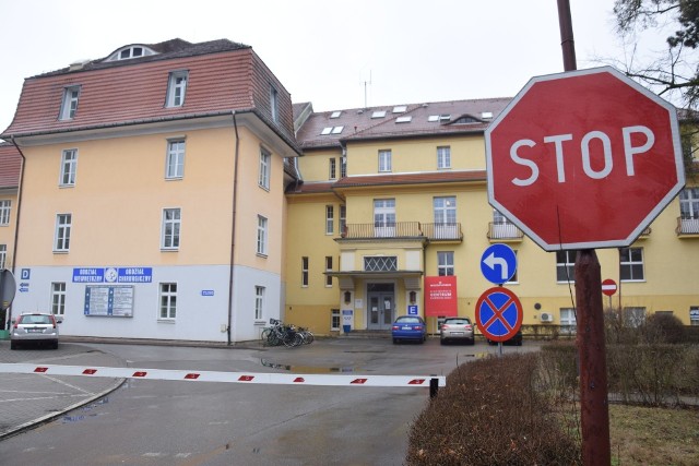 Z powodu koronawirusa ograniczono działanie dwóch oddziałów w powiatowym szpitalu w Kluczborku.