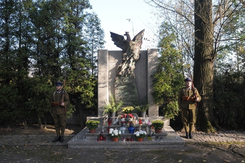 Uroczysta odprawa wart na cmentarzu wojskowym w Katowicach