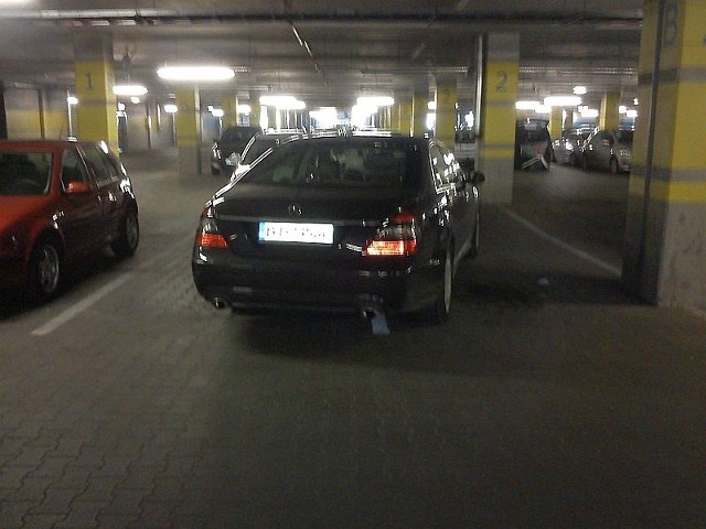 Mercedes zaparkowany na dwóch miejscach.