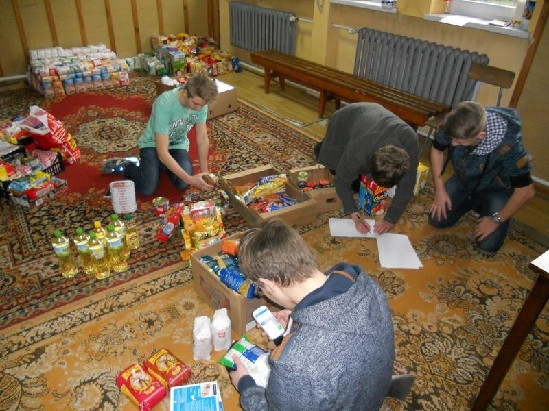 Uczniowie z Nowej Wsi zbierali produkty żywnościowe do świątecznej paczki dla biednych