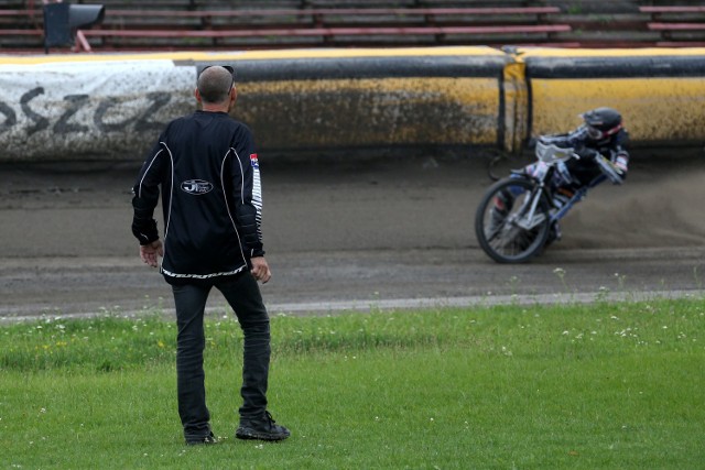 Trener bydgoskiej drużyny Jacek Gollob przyglądał się, jak na torze radzi sobie Kai Huckenbeck