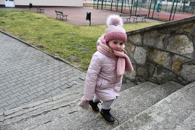 Ania przyjechała z Ukrainy do Pińczowa z mamą. Ma zaledwie 3,5 roku.