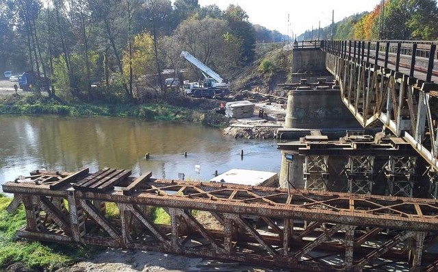 Polowa mostu kolejowego na rzece Liwiec jest już rozebrana
