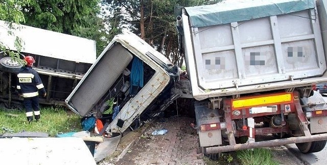 TIR zderzył się z "izotermą&#8221; peugeot na trasie krajowej numer 73 w Mietlu koło Stopnicy.