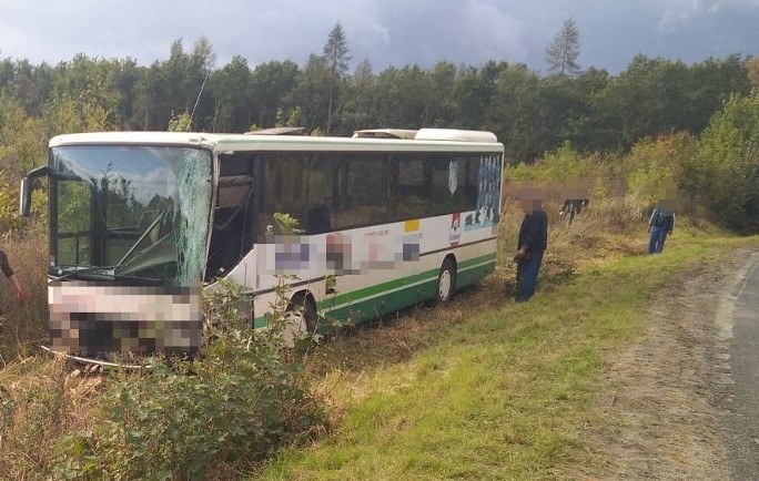 Zderzenie ciężarówki z autobusem na drodze wojewódzkiej 