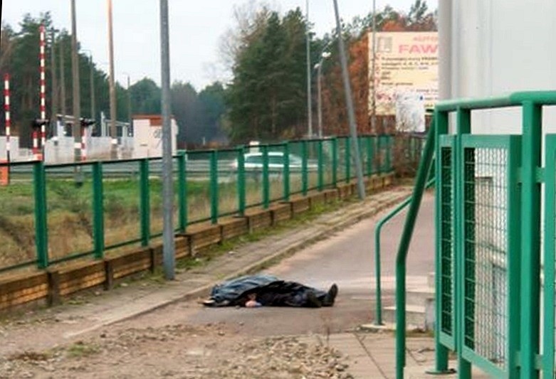 Zwłoki znaleziono za sklepem Stokrotka w Białymstoku. Trwa...