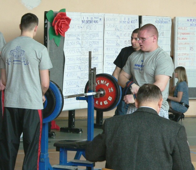 Konrad Kwietniewski (z prawej) został mistrzem świata juniorów w wyciskaniu sztangi na ławeczce