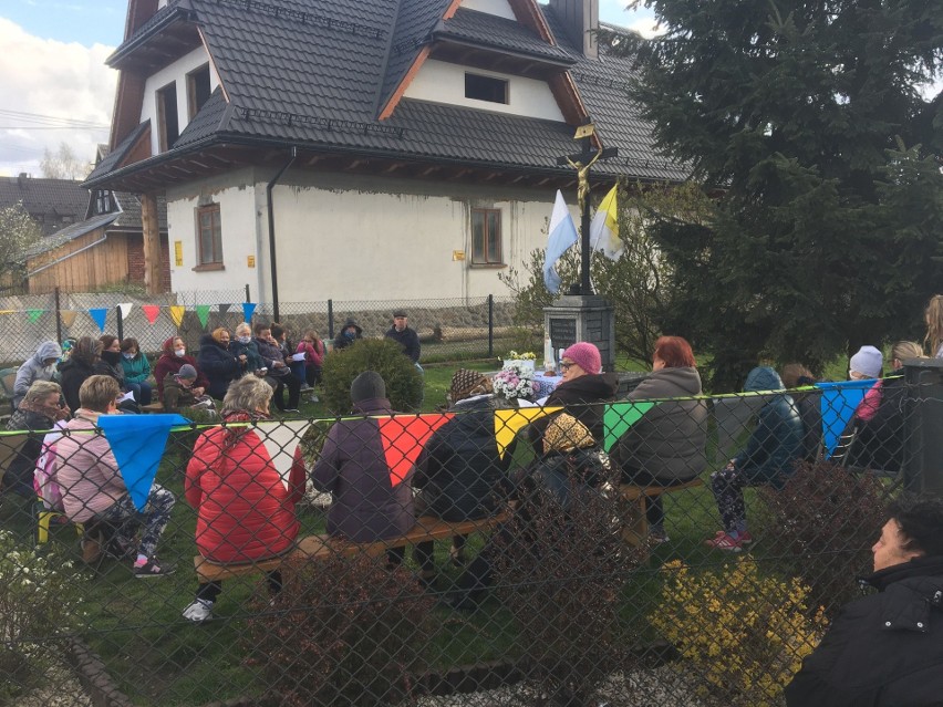 Podhale: Górale licznie modlą się przy przydrożnych kapliczkach na Majówkach. Proszą m.in. o koniec zarazy