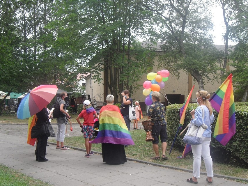 W Ustce odbył się marsz i wiec solidarności z osobami LGBT.