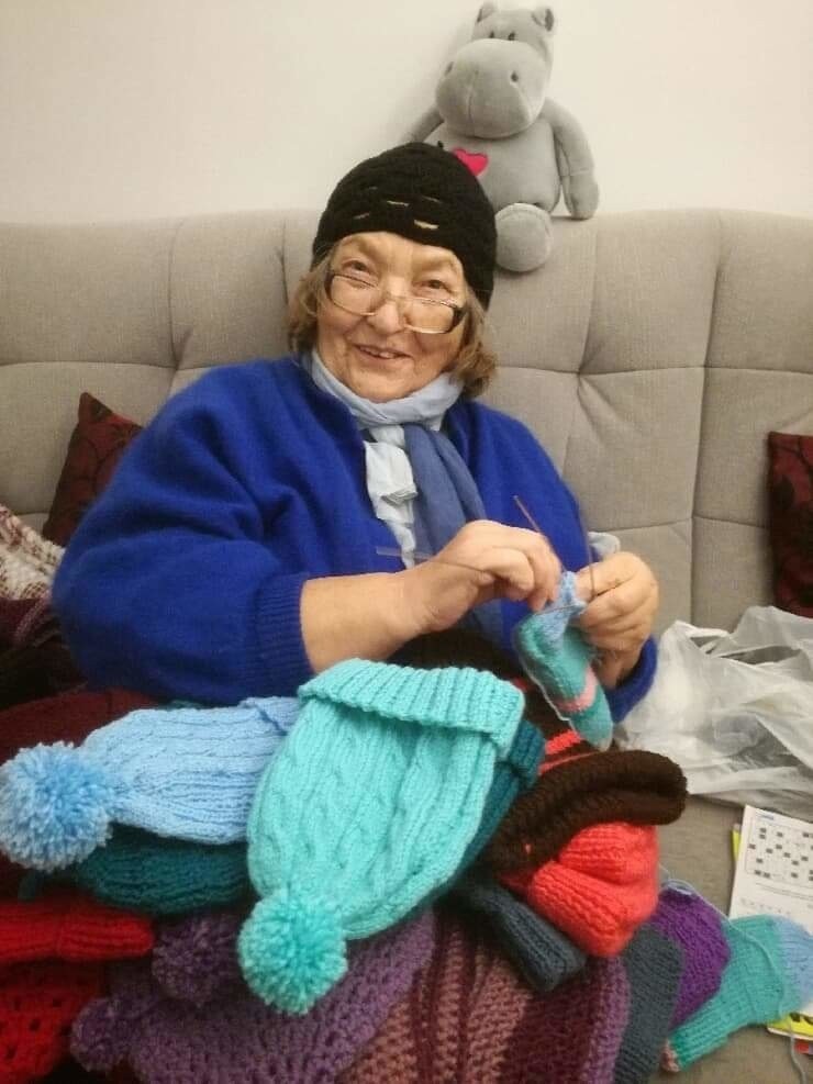 Czapki i szaliki dzierga też 88-letnia Marianna Tarkowska