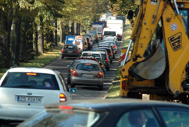 Mimo braku prac na jezdni od centrum nie zwolniono jej do ruchu. Odbywa się po jednej jezdni, co owocuje znaczne spowolnienie przejazdu tą trasą.