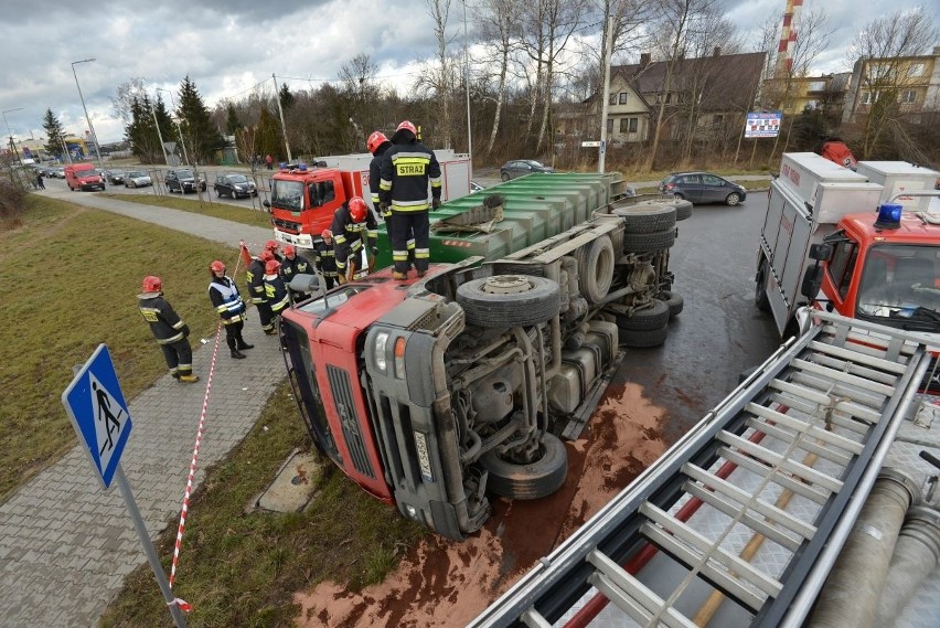 Ciężarówka przewróciła się na rondzie w Kielcach