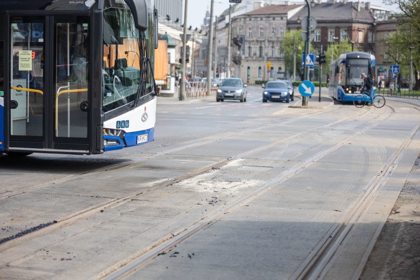 Kraków. Wymiana szyny na ul. Kościuszki. Przez kilka godzin tramwaje nie jeździły na Salwator!