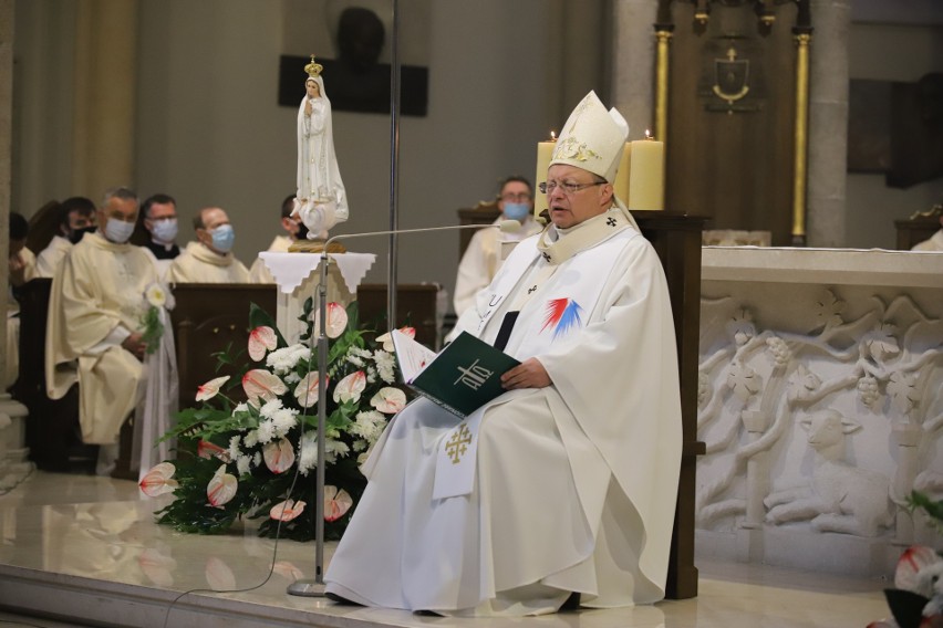 Święcenia kapłańskie w katerze w Łodzi w sobotę 29 maja. W Archidiecezji Łódzkiej jest sześciu nowych kapłanów [ZDJĘCIA]