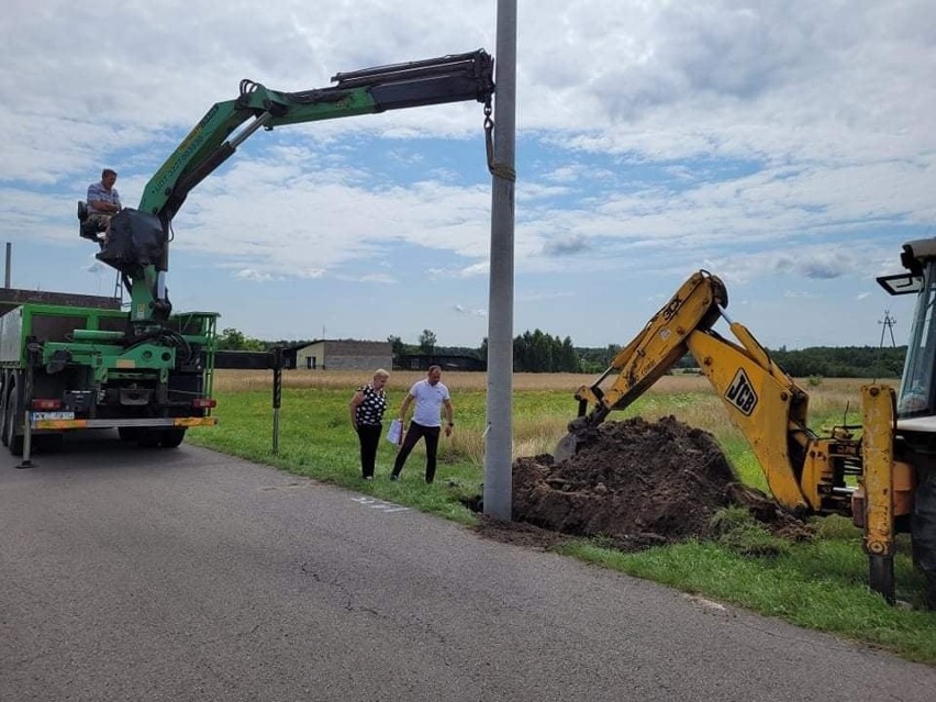 Rozpoczęła się budowa oświetlenia drogowego w Marianowie, w gminie Głowaczów. To długo oczekiwana inwestycja