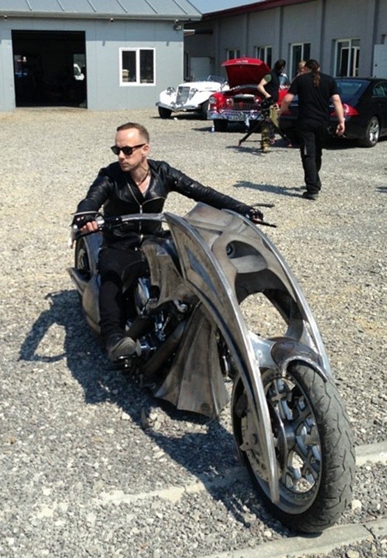 Nergal testował swój nowy motocykl...