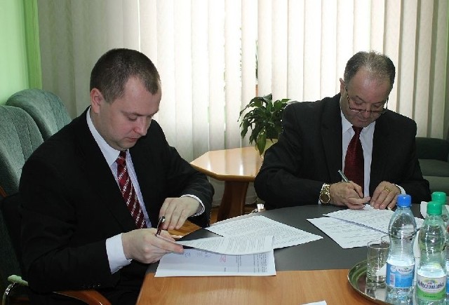 Umowę podpisują starosta Gabriel Waliłko i wicestarosta Sławomir Czwal.
