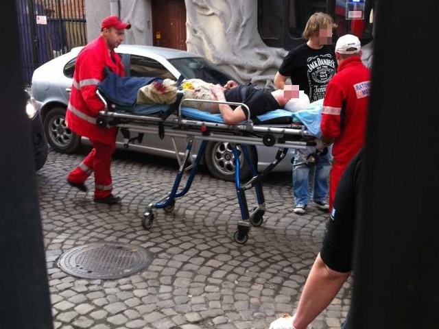 Pierwszy dzień wiosny na kieleckiej ulicy Wesołej. Ratownicy transportują do karetki rannego mężczyznę.