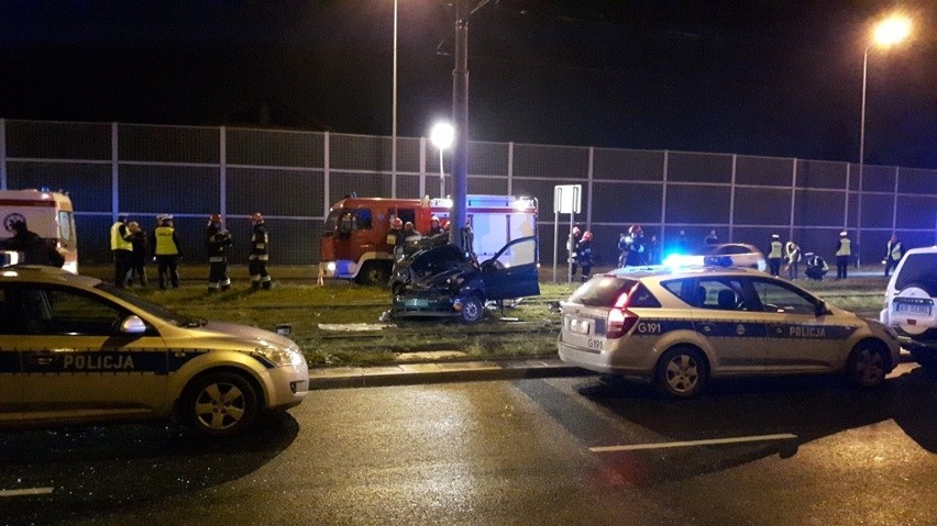 Kraków. Wypadek na ul. Kuklińskiego. Nie żyje jedna osoba [ZDJĘCIA, WIDEO INTERNAUTÓW]