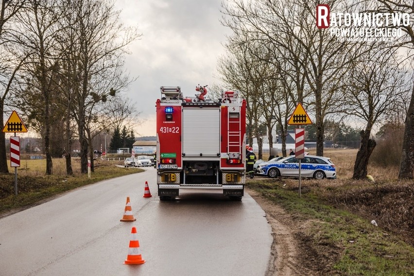 Trasa Chrzanowo – Siedliska. Audi uderzyło w drzewo (zdjęcia)