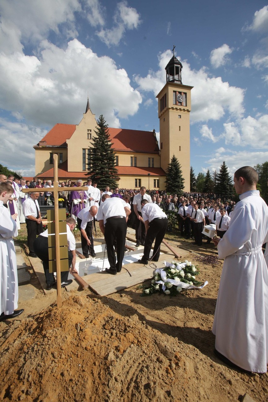 Pogrzeb w Jastrzębiu: Mieszkańcy pożegnali zmarłą rodzinę [LIST POŻEGNALNY]