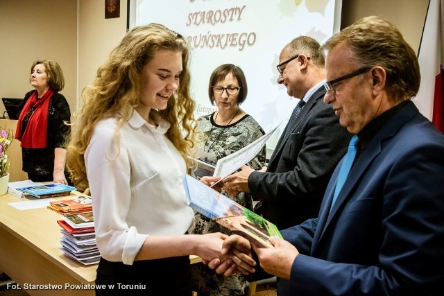 Nagrody uczestnikom konkursu wręczyli starosta toruński Mirosław  Graczyk (drugi z prawej) i wicestarosta Andrzej  Siemianowski