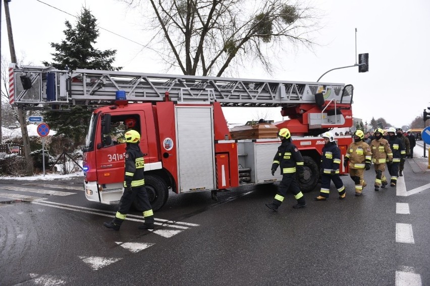 Kilkaset osób pożegnało w poniedziałek druhnę Ewelinę...