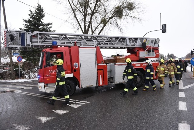 Kilkaset osób pożegnało w poniedziałek druhnę Ewelinę Marchlewską z OSP w Czernikowie, która zginęła w czwartek jadąc do pożaru